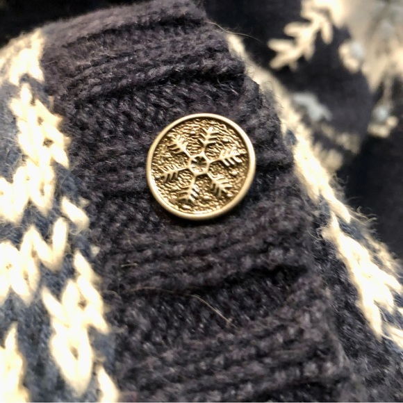 Vintage Sweater with intricate stitching and fuzzy snowflakes ❄️ - Picture 3 of 5